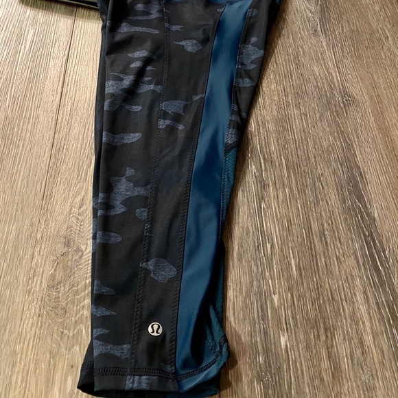 LULULEMON Clip In Crop, Sz 4, Navy Camo/Teal - Picture 6 of 9